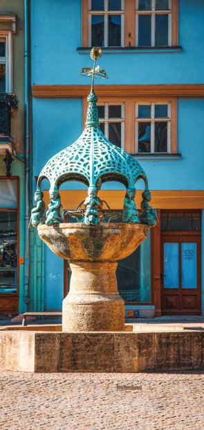 La fuente de la gallina en la plaza del mercado de Aschersleben La fuente de la gallina en la plaza del mercado de Aschersleben