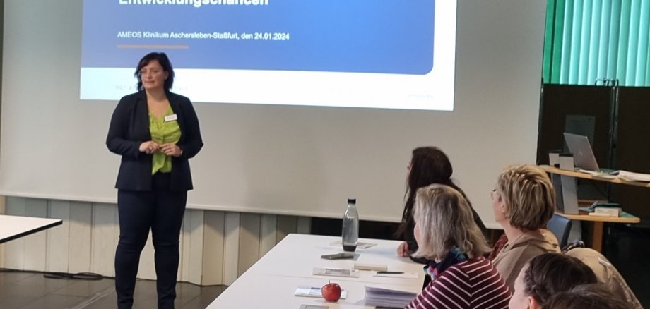 Vivian Leitmann-Ehrler, stellvertretende Pflegedirektorin, erläutert den anwesenden Jobcenter-Mitarbeitern die Ausbildungsmöglichkeiten bei AMEOS. 