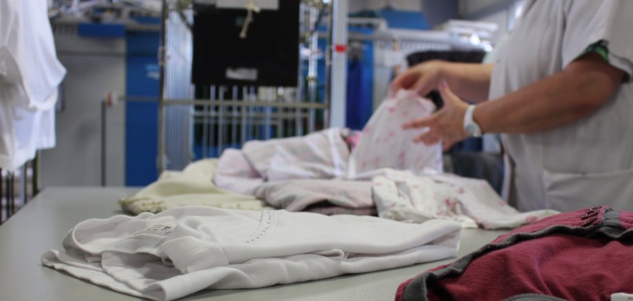 Die Wäsche wird händisch sortiert und gelegt.