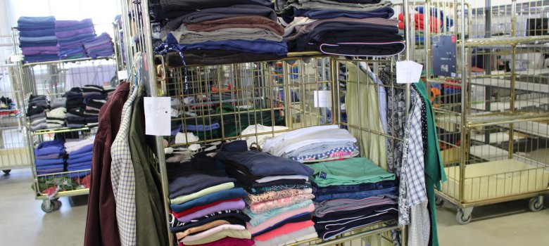 Die gereinigten Kleidungsstücke stehen zur Verladung bereit.