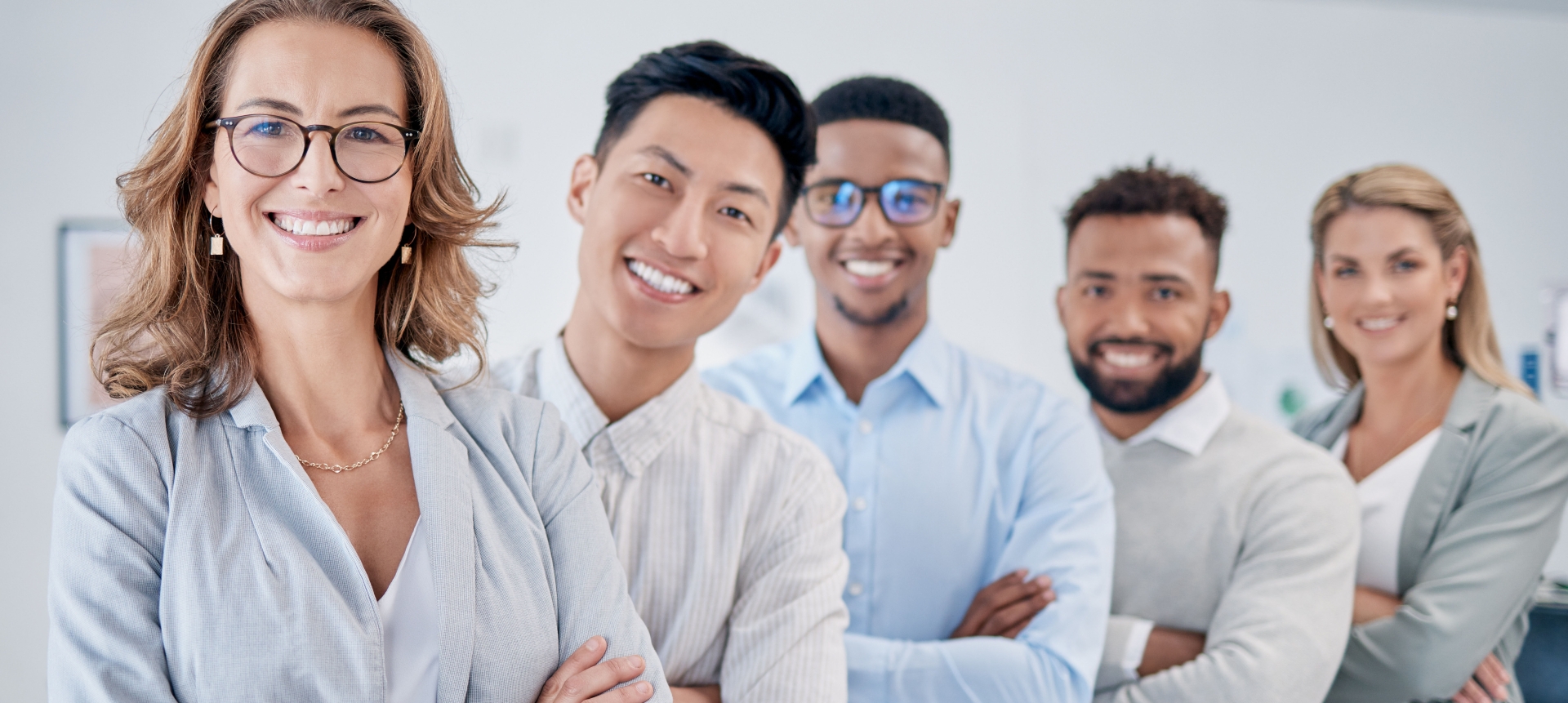 Plusieurs collaborateurs de bureau se tenant les uns derrière les autres.