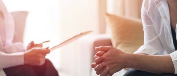 Berater und Ratsuchender im Gespräch.