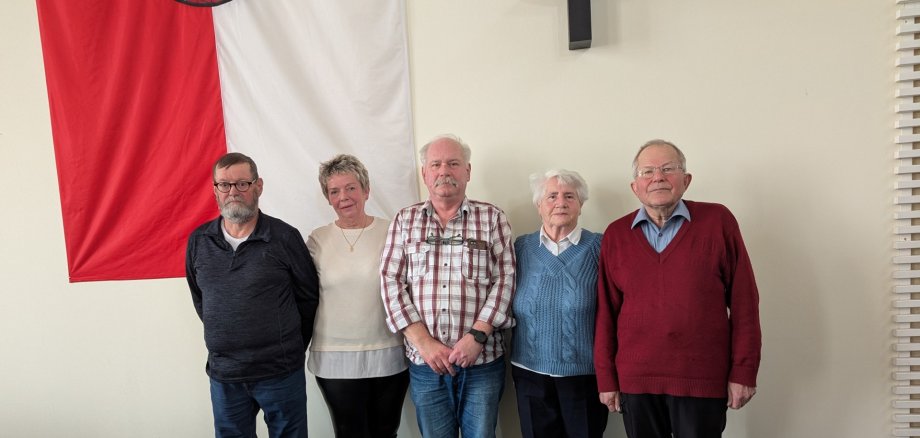 Le président est le Dr Harald Lüdtkemeier (à droite sur la photo), la vice-présidente Christine Pfeiffer (2e à partir de la gauche). En outre, Frank Kaina (au centre) a été nommé secrétaire, Frank Habich (à gauche) trésorier et Annemarie Rockmann (2e à droite) assesseur. Le président est le Dr Harald Lüdtkemeier (à droite sur la photo), la vice-présidente Christine Pfeiffer (2e à partir de la gauche). En outre, Frank Kaina (au centre) a été nommé secrétaire, Frank Habich (à gauche) trésorier et Annemarie Rockmann (2e à droite) assesseur.