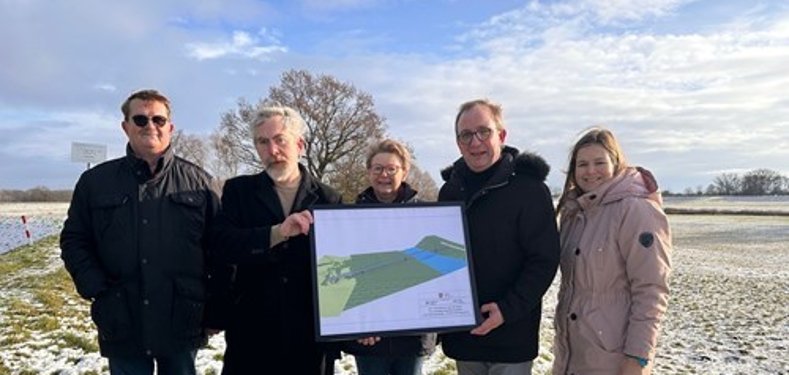 v.l.: Eckhard Henschel, Ortsbürgermeister von Tornitz, und Dr. Jörn Weinert, Bürgermeister der Stadt Barby, mit Landrat Markus Bauer und zwei Mitarbeiterinnen aus seinem Fachdienst Kreisentwicklung und Tourismus, Evelin Wolter und Luisa Brune.