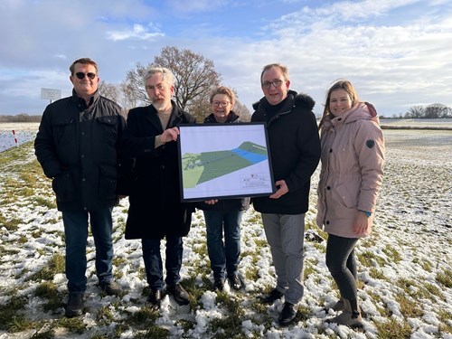 De gauche à droite : Eckhard Henschel, maire de Tornitz, et Dr. Jörn Weinert, maire de Barby, avec le Landrat Markus Bauer et deux collaboratrices de son service de développement du district et de tourisme, Evelin Wolter et Luisa Brune.