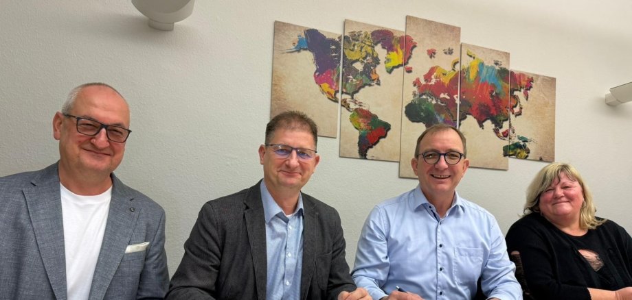 Le maire d'Eggersdorf Stefan Jacobs, le maire de Bördeland Marco Schmoldt, le conseiller régional Markus Bauer et le maire de Großmühlingen Ines Schleinitz (de gauche à droite) se réjouissent de la conclusion de l'accord pour la construction d'une nouvelle piste cyclable dans la commune de Bördeland.