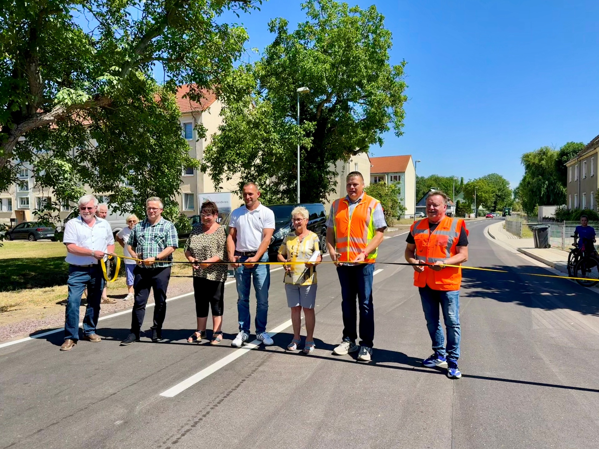 Sur la photo prise lors de l'inauguration officielle par le Salzlandkreis (de gauche à droite) : Joannes Lübbers, Frank Stehning (ville de Hecklingen), Ethel-Maria Muschalle-Höllbach, Christian Rachow (STRABAG), Ilona Klamm (résidente), Marcus Hupel (KWB) et Tilo Wechselberger.