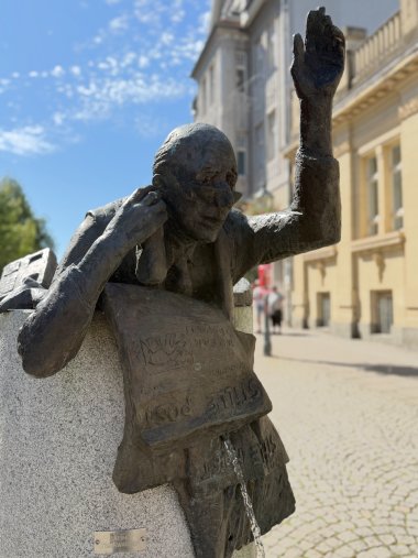 Sculpture en bronze « Le téléphone arabe »