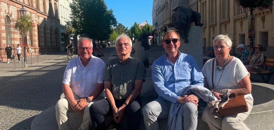 Stefan Schwenke, maire de Worpswede (à gauche sur la photo), à Bernburg, en compagnie de Markus Bauer, conseiller régional (3e à partir de la gauche), devant une statue en bronze représentant le jeu du « téléphone arabe »