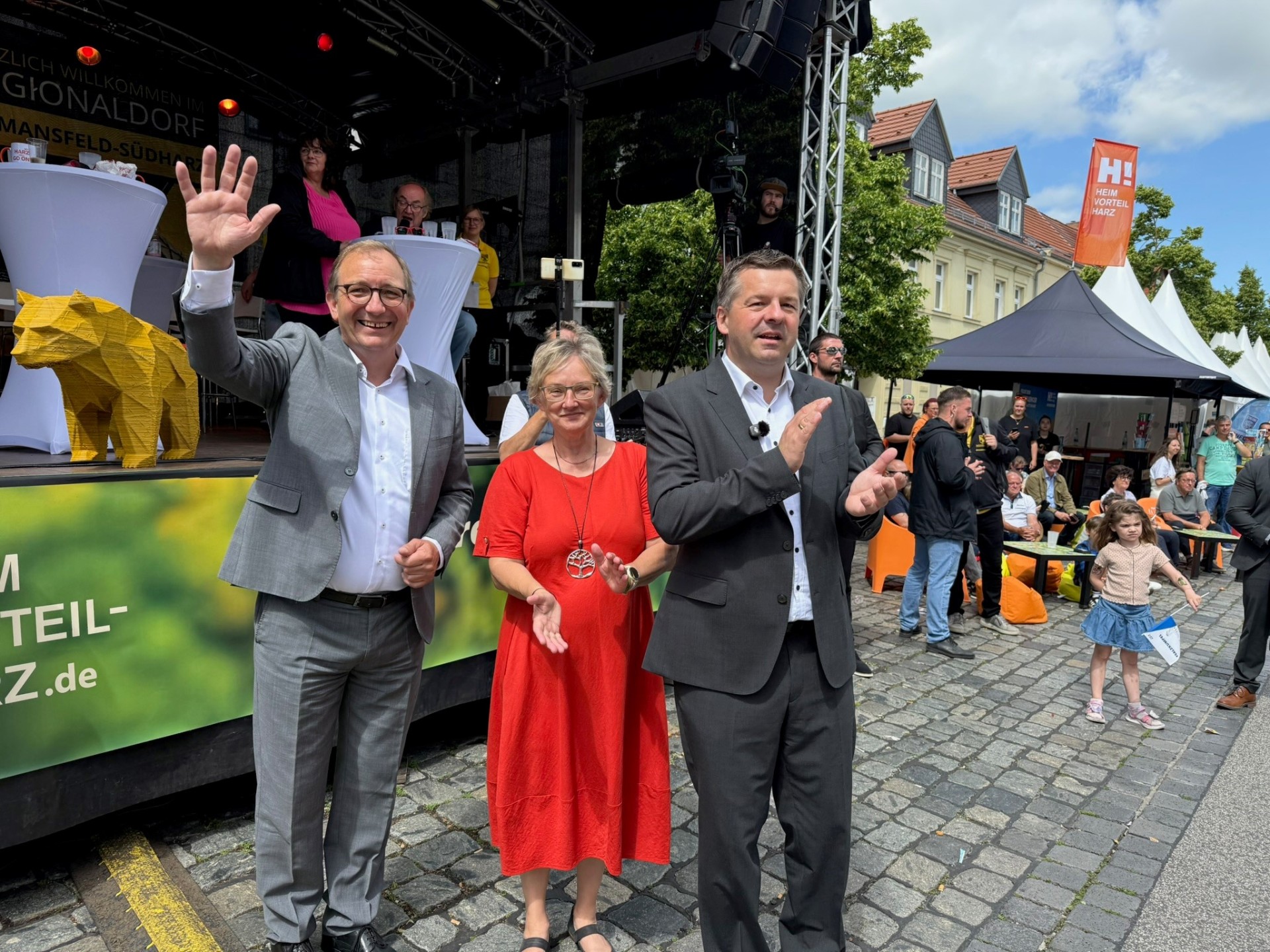 De gauche à droite : Markus Bauer, Landrat, Dr. Silvia Ristow, maire de Bernburg et Sven Schulze, ministre-président de Saxe-Anhalt.