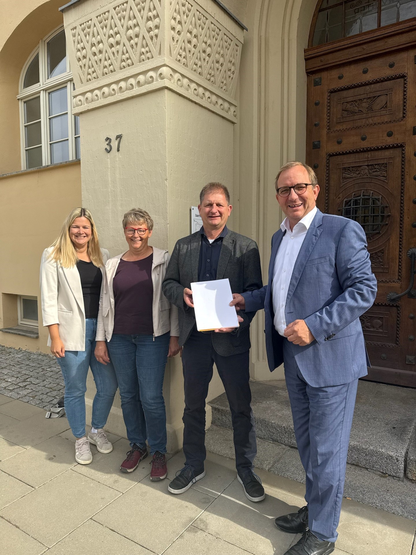 De droite à gauche : Markus Bauer, président du conseil général, lors d'une réunion d'information conjointe avec Marco Schmoldt, maire de Bördeland, ainsi qu'Evelin Wolter et Luisa Brune, collaboratrices du service spécialisé chargé du développement du district, du développement économique et du tourisme