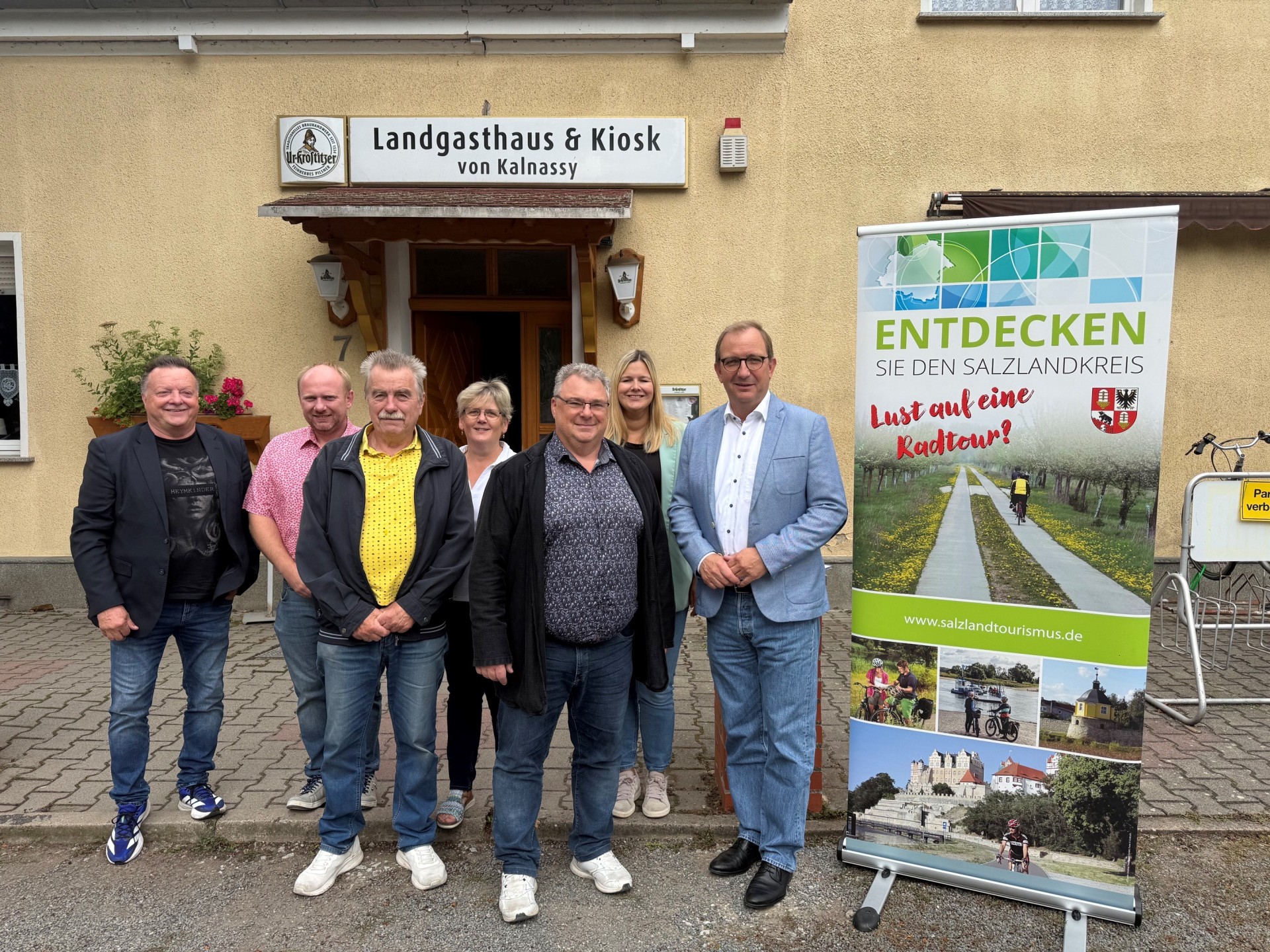 La photo montre Markus Bauer, président du conseil général (à droite), et Michael Kruse, maire de Güsten, lors de l'annonce de ce projet de construction commun.