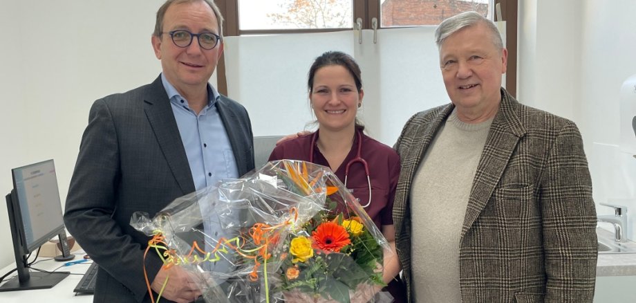 La photo montre la nouvelle médecin généraliste à Bernburg, Friederike Schönburg-Liedtke, avec le Landrat Markus Bauer et le professeur Gerd Meißner (à droite sur la photo).