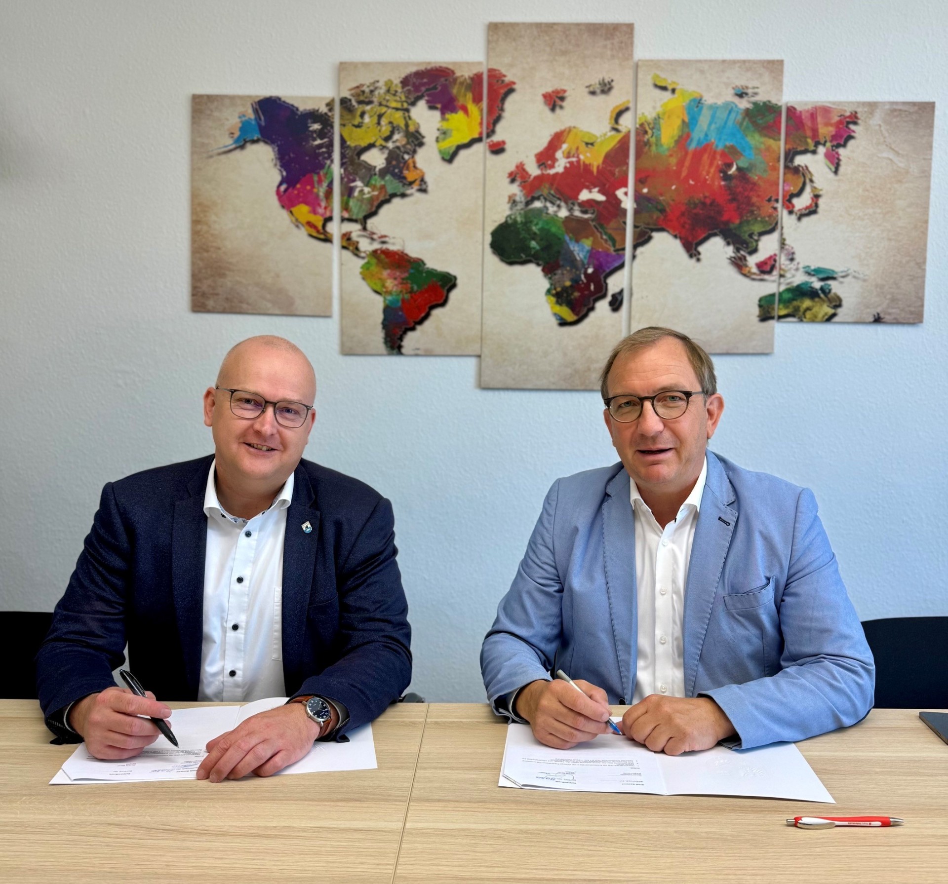 La photo montre Robert Käsebier, maire de Seeland (à gauche), et Markus Bauer, président du conseil général, lors de la signature du contrat.