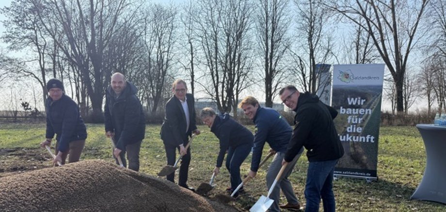 La photo montre le Landrat Markus Bauer (3e à partir de la gauche) et le directeur de l'établissement Daniel Sülberg (2e à partir de la droite) lors du premier coup de pioche symbolique. Le maire de Hecklingen, Hendrik Mahrholdt, et le maire de Cochstedt, Steven Scheller, étaient également présents (à droite et à gauche sur la photo). La photo montre le Landrat Markus Bauer (3e à partir de la gauche) et le directeur de l'établissement Daniel Sülberg (2e à partir de la droite) lors du premier coup de pioche symbolique. Le maire de Hecklingen, Hendrik Mahrholdt, et le maire de Cochstedt, Steven Scheller, étaient également présents (à droite et à gauche sur la photo).