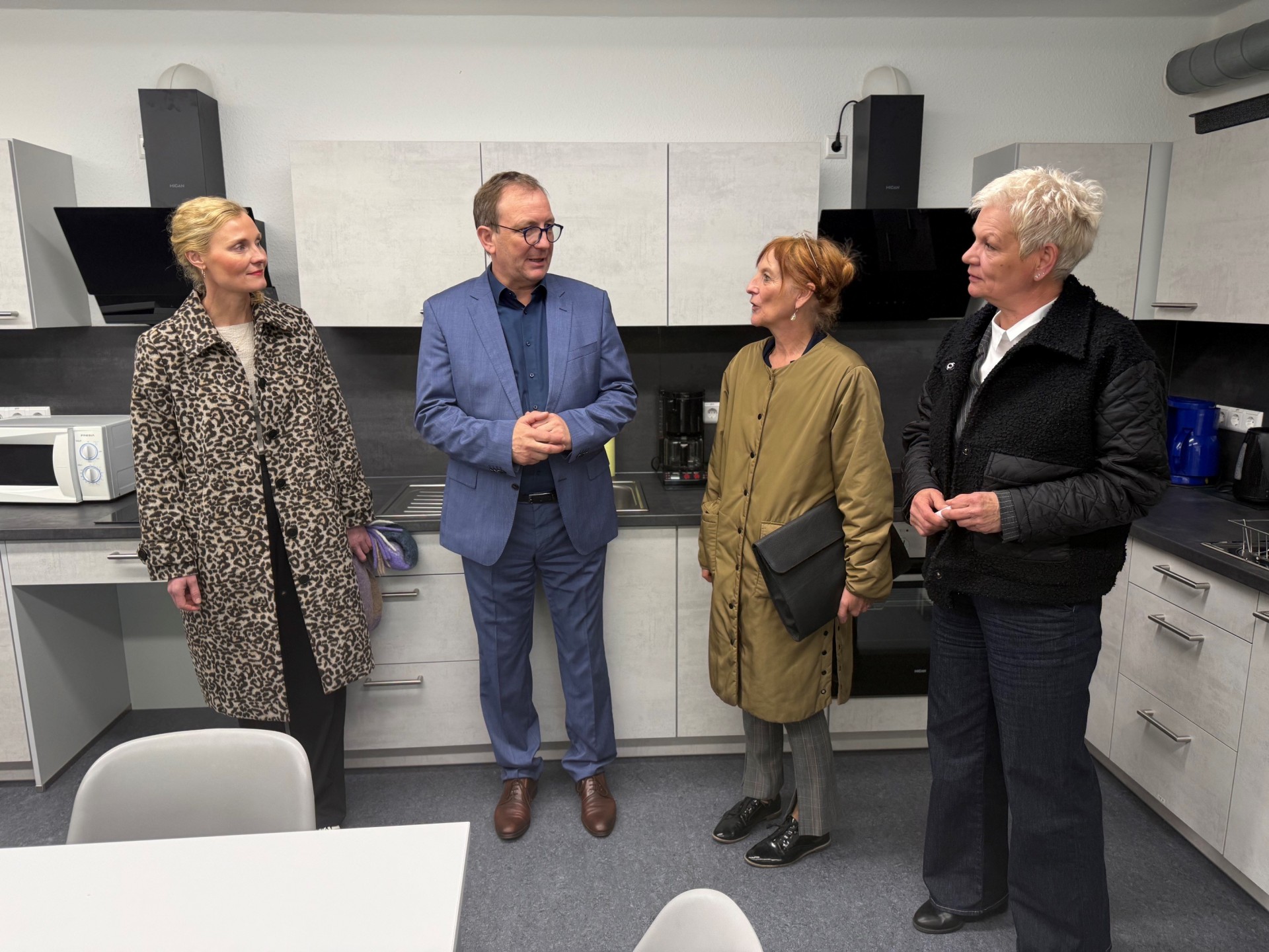 La photo a été prise lors de la visite sur place et montre la directrice de l'école Heike Hampe (2e à partir de la droite) et son adjointe, Anja Gerth (à gauche), en train de discuter avec le Landrat Markus Bauer et la directrice du département Anke Meyer (à droite).