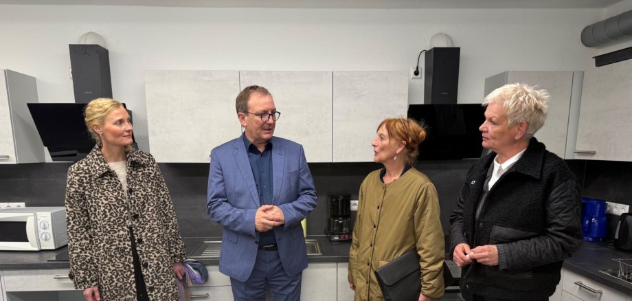 La photo a été prise lors de la visite sur place et montre la directrice de l'école Heike Hampe (2e à partir de la droite) et son adjointe, Anja Gerth (à gauche), en train de discuter avec le Landrat Markus Bauer et la directrice du département Anke Meyer (à droite). La photo a été prise lors de la visite sur place et montre la directrice de l'école Heike Hampe (2e à partir de la droite) et son adjointe, Anja Gerth (à gauche), en train de discuter avec le Landrat Markus Bauer et la directrice du département Anke Meyer (à droite).