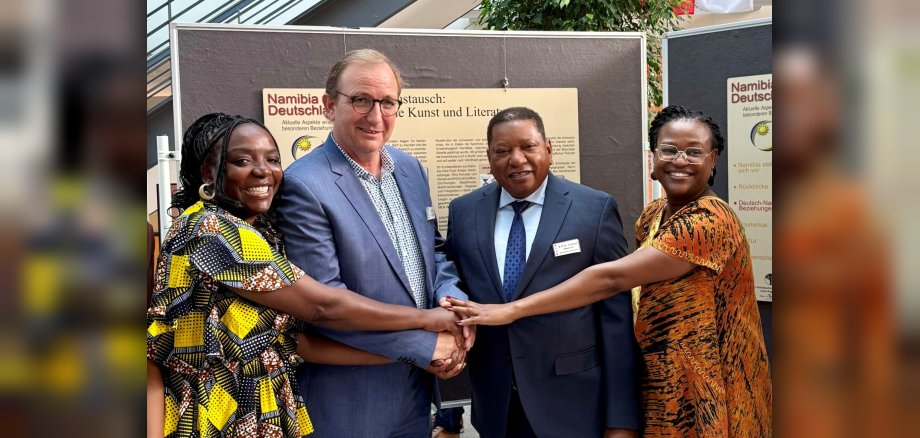 La photo montre (de gauche à droite) Naita Hishoono, le président du conseil général Markus Bauer, l'ambassadeur Jerobeam Shaanika et Ndilimeke Auala-Weidner.