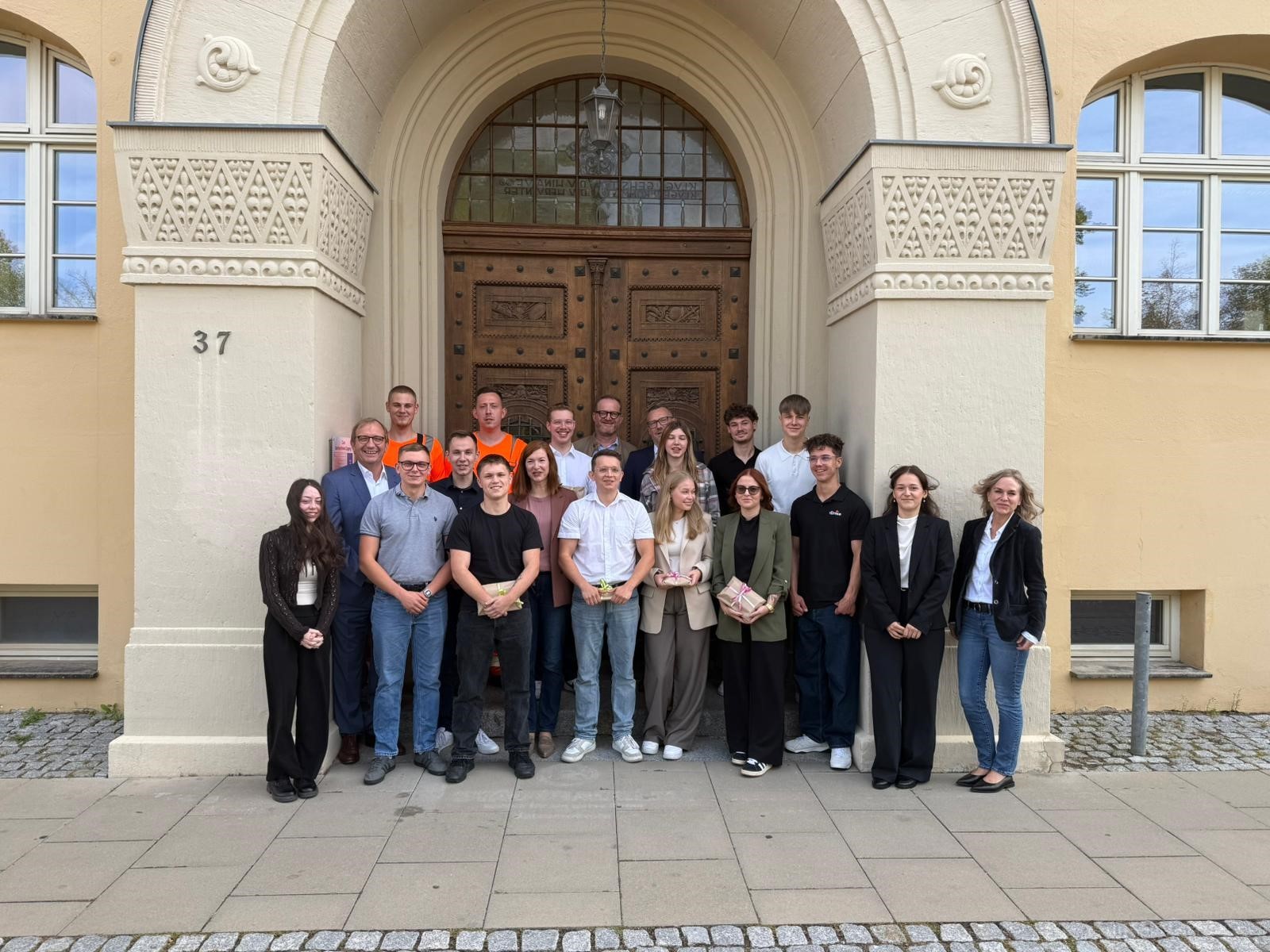 La photo montre les participants à la cérémonie d'accueil commune à Bernburg, en présence du conseiller régional Markus Bauer (2e à partir de la gauche)