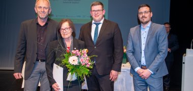 de g. à d. : M. Andreas Ahlhelm, directeur de Salzlandküche ; Mme Sigrid Kullack, lauréate d'honneur ; M. Stephan Czuratis, maire de Salzstadt Staßfurt ; M. Stefan Wagner, directeur de Salzlandküche GmbH