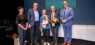 de gauche à droite : Mme Monika Gäbe, présidente du conseil des seniors de la ville de Nienburg (Saale) ; M. Jens Brenner, directeur général d'Energie Mittelsachsen GmbH ; Mme Ernestine Görl, lauréate d'honneur ; M. Stefan König, chef de service à la direction de la Salzlandsparkasse ; M. Markus Bauer, Landrat de Salzlandkreis