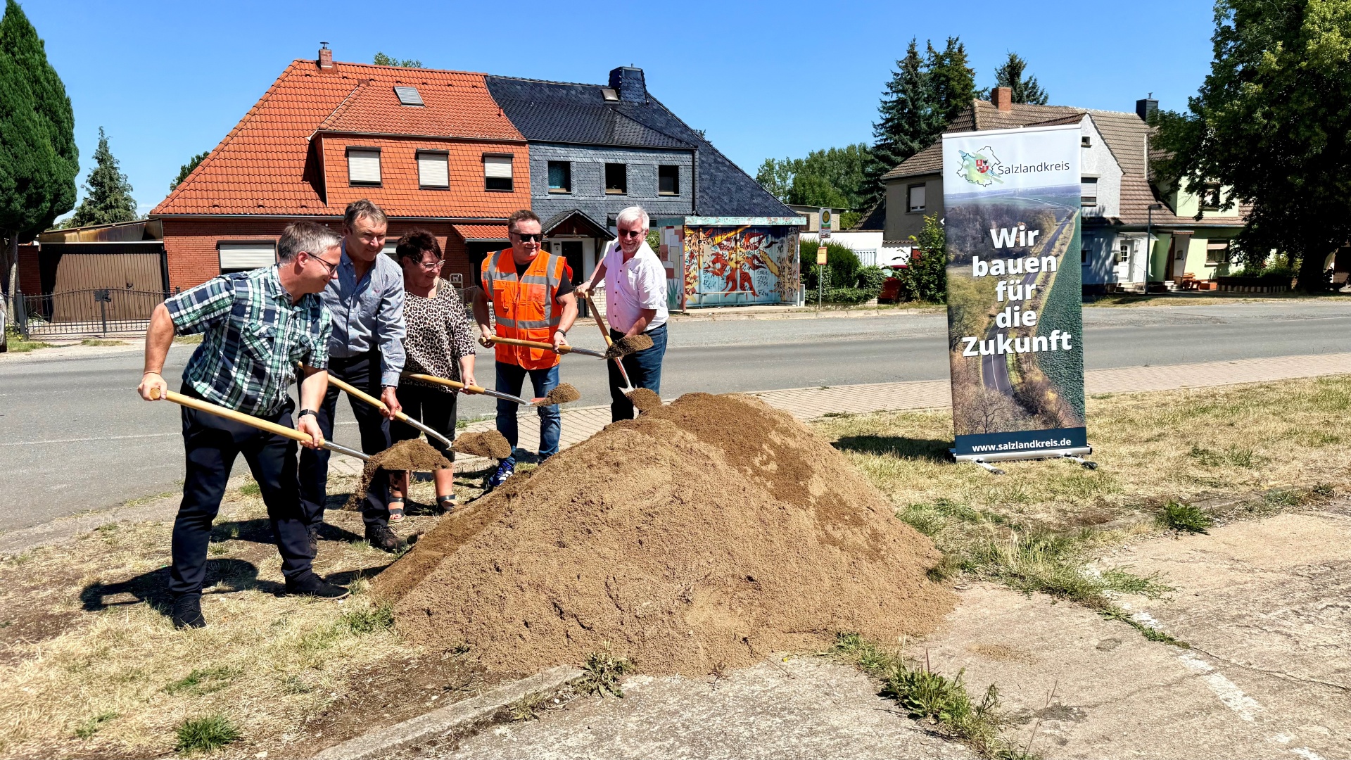 La photo montre (de gauche à droite) Frank Stehning (ville de Hecklingen), Jens Traunsberger (société Agens), Ethel-Maria Muschalle-Höllbach, Tilo Wechselberger et Johannes Lübbers lors du coup de pioche symbolique.