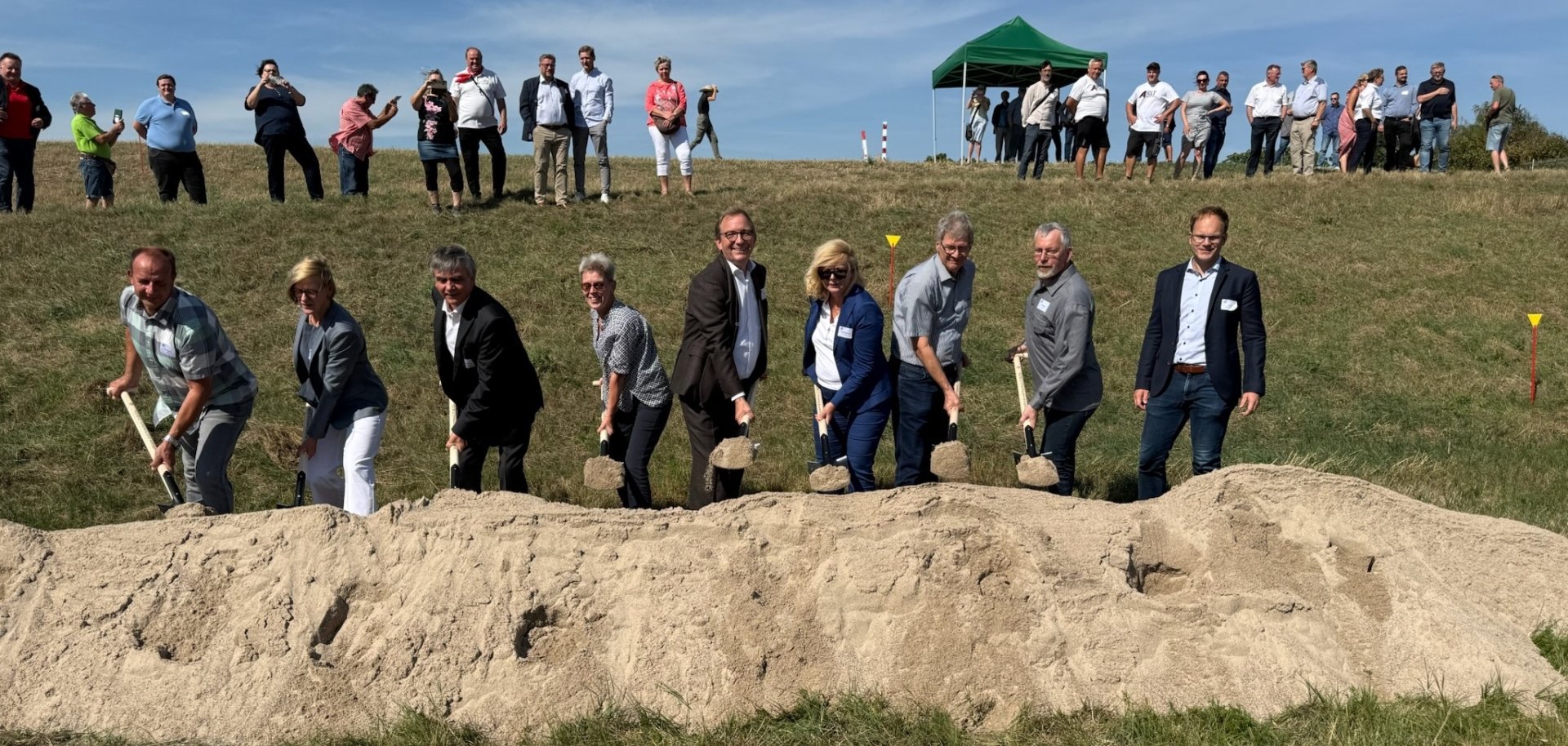 La photo montre Markus Bauer, président du conseil régional (au centre), en compagnie des partenaires issus du monde politique et de l'administration qui ont participé à la construction du plus grand pont piétonnier et cyclable d'Allemagne de l'Est.