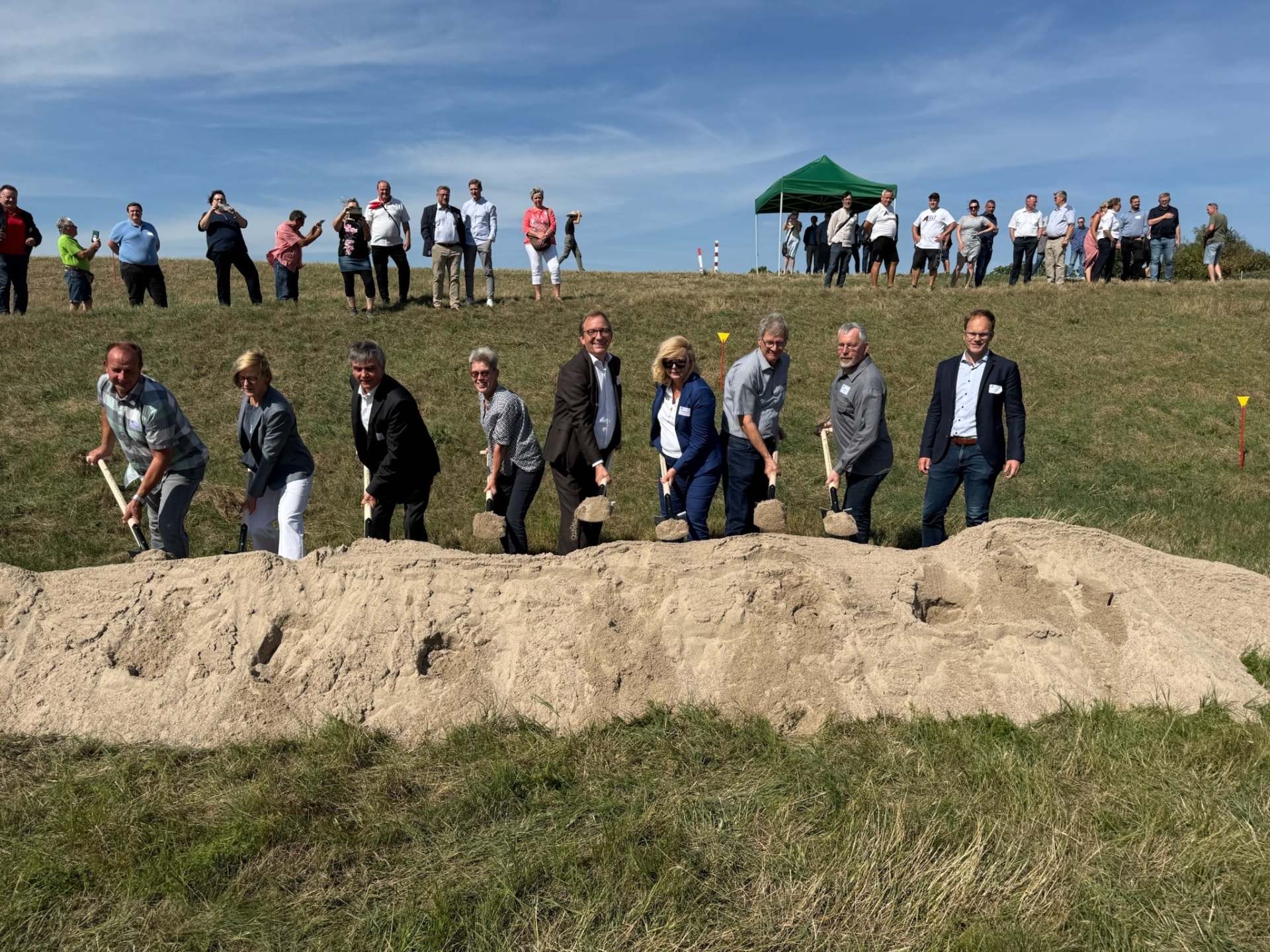 La photo montre Markus Bauer, président du conseil régional (au centre), en compagnie des partenaires issus du monde politique et de l'administration qui ont participé à la construction du plus grand pont piétonnier et cyclable d'Allemagne de l'Est.
