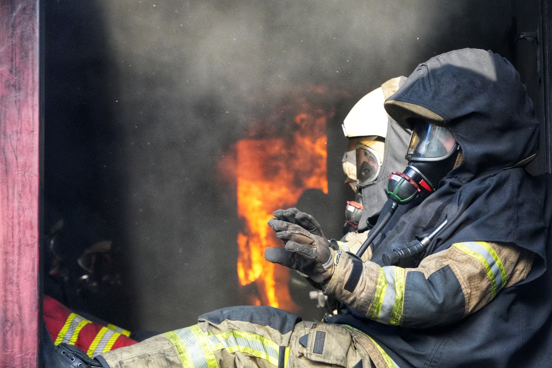 La photo montre des camarades pompiers lors d'un exercice d'incendie réel à Bernburg.