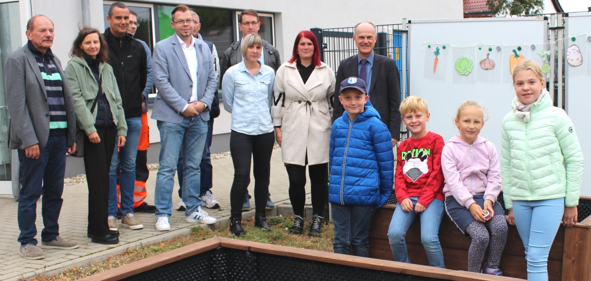 (vorne v. l. n. r.): Emil, Fritz, Hilda und Eva nahmen stellvertretend für die Kinder der Grundschule Welsleben die neuen Hochbeete entgegen.