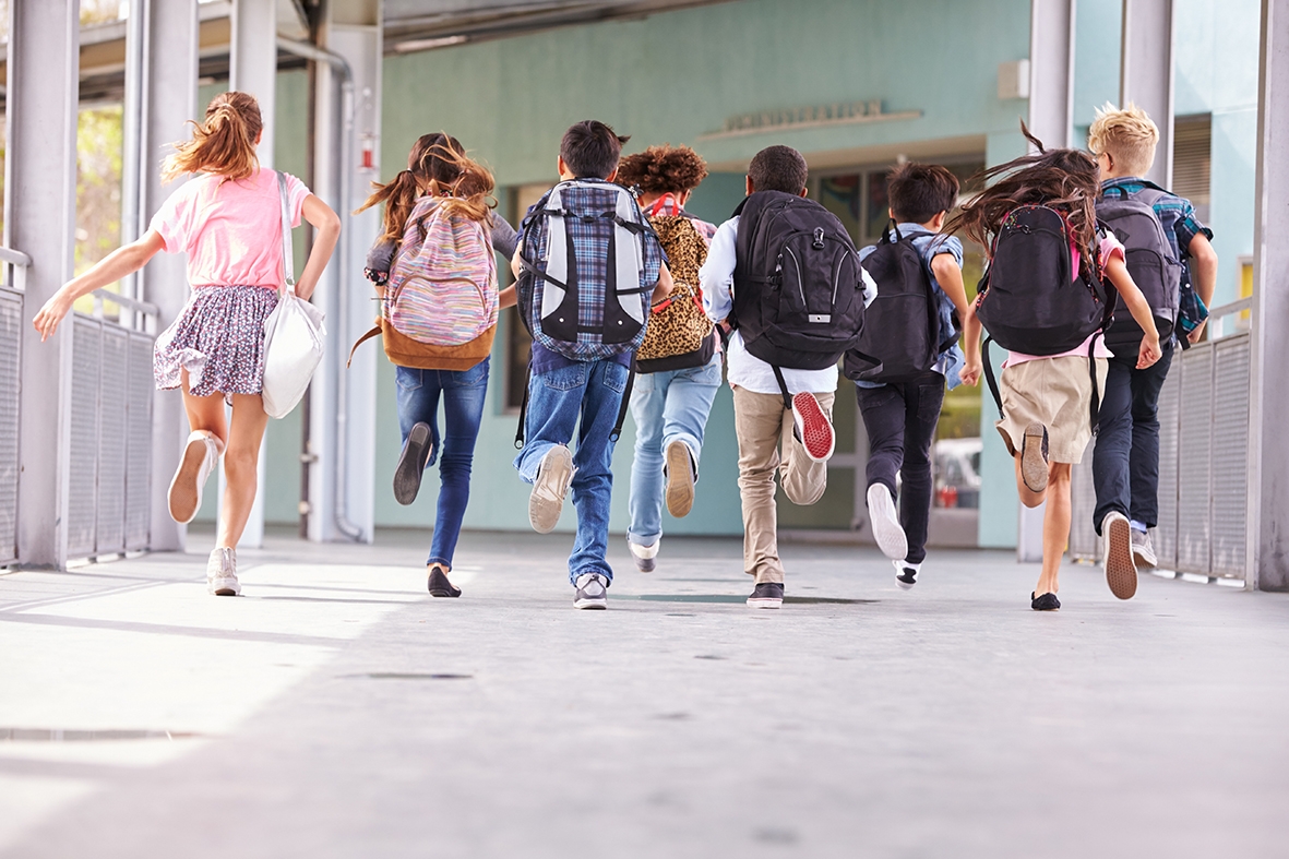 Gruppe von Schülern läuft auf dem Schulgang.