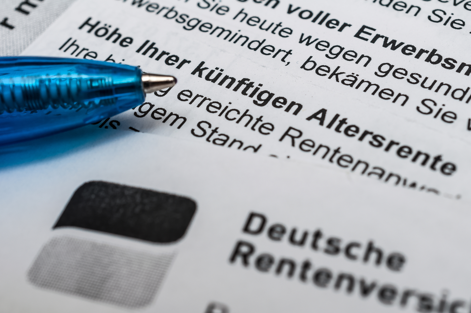 Antrag Rentenversicherung mit Kugelschreiber